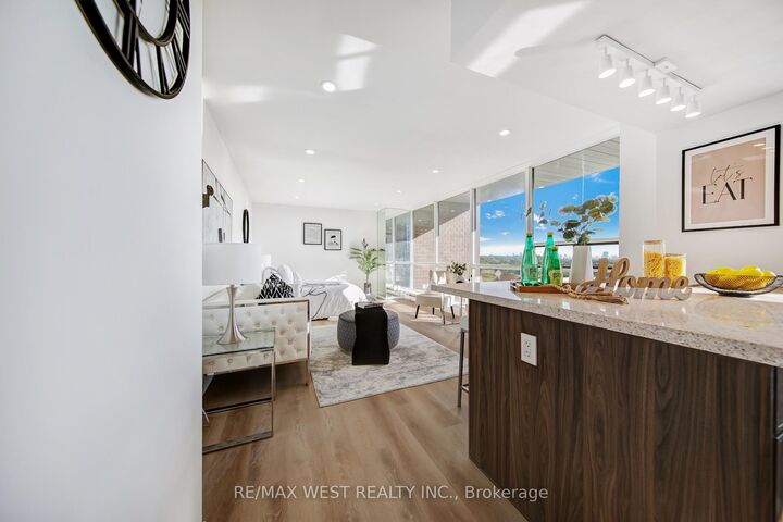 Property Photo: 914 Yonge Street 1202 ON M4W 3C8