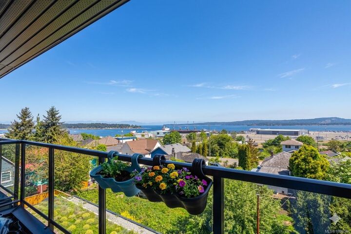 Property Photo:  45 Haliburton St #305  BC V9R 4V6 