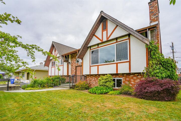 Property Photo: 3727 Maitland St BC V9Y 3X4