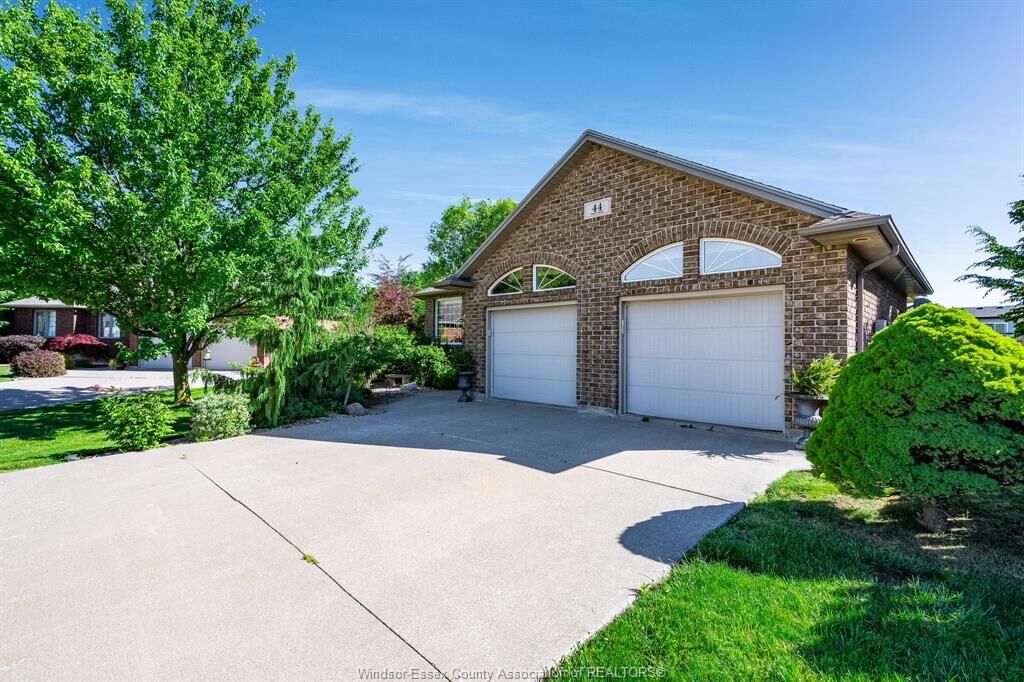 Property Photo: 44 Deer Cross Avenue ON N0P 2P0
