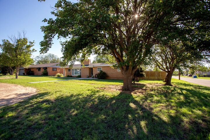 Property Photo: 621 Mc Lean Street TX 79226