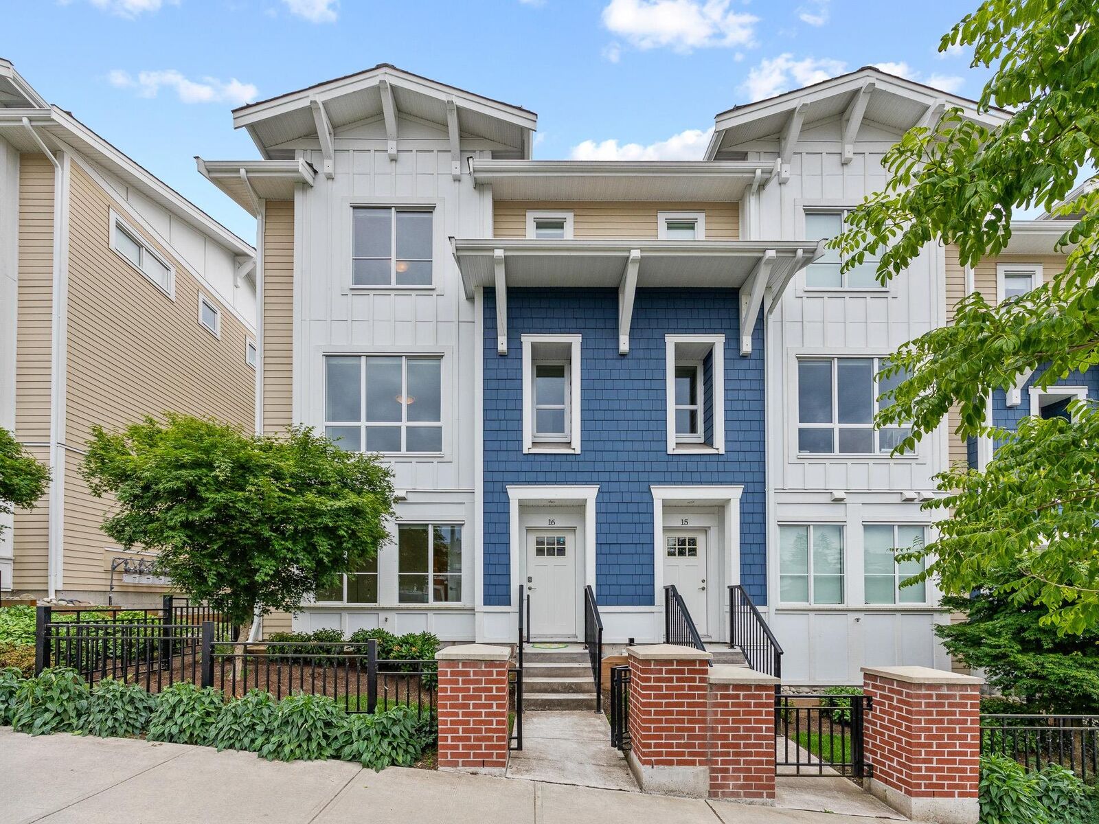 Property Photo: 16560 17A Avenue 16 BC V3Z 1J3