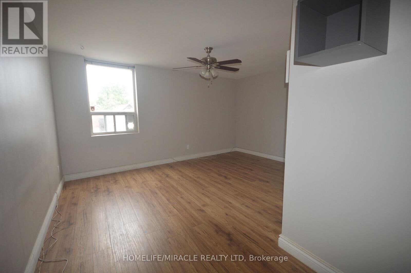 Property Photo: 64 Holland Street West Upper #1 ON L3Z 1R8
