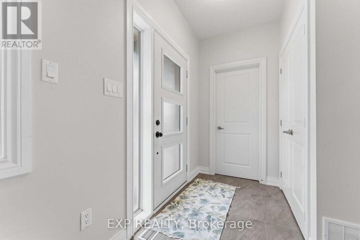 Property Photo: 979 Admiral Avenue ON K1Z 6L8