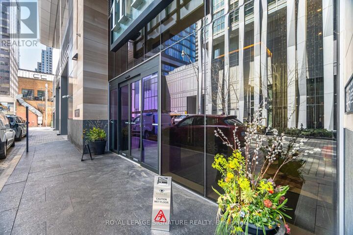 Property Photo: 11 Yorkville Avenue 3608 ON M4W 0B7