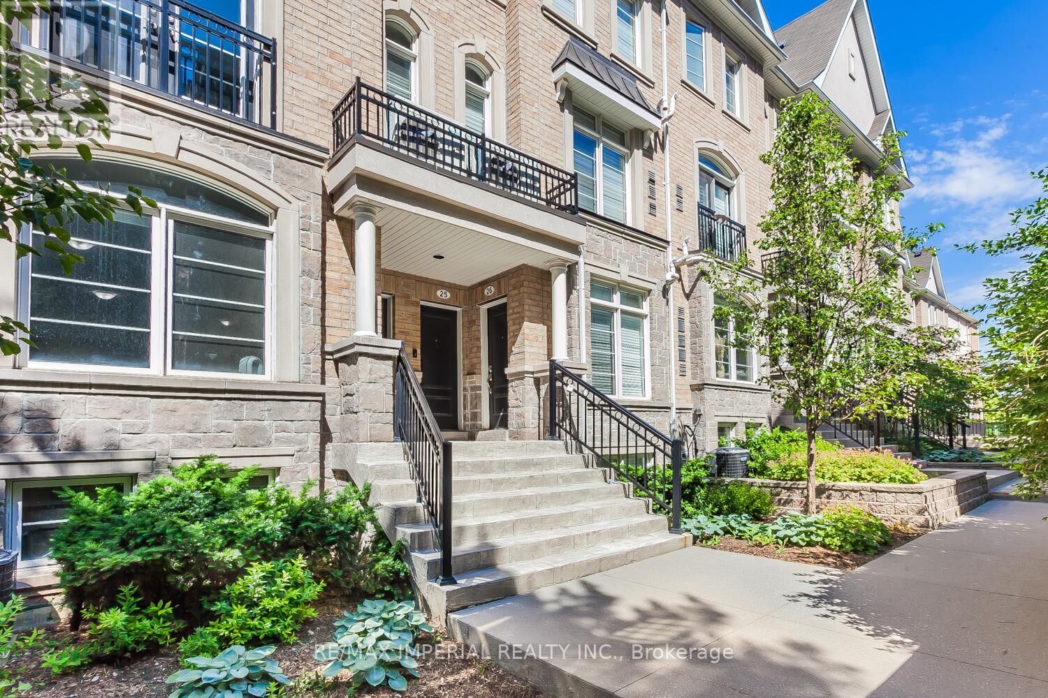 Property Photo: 39 Drewry Avenue 22 ON M2M 0B4