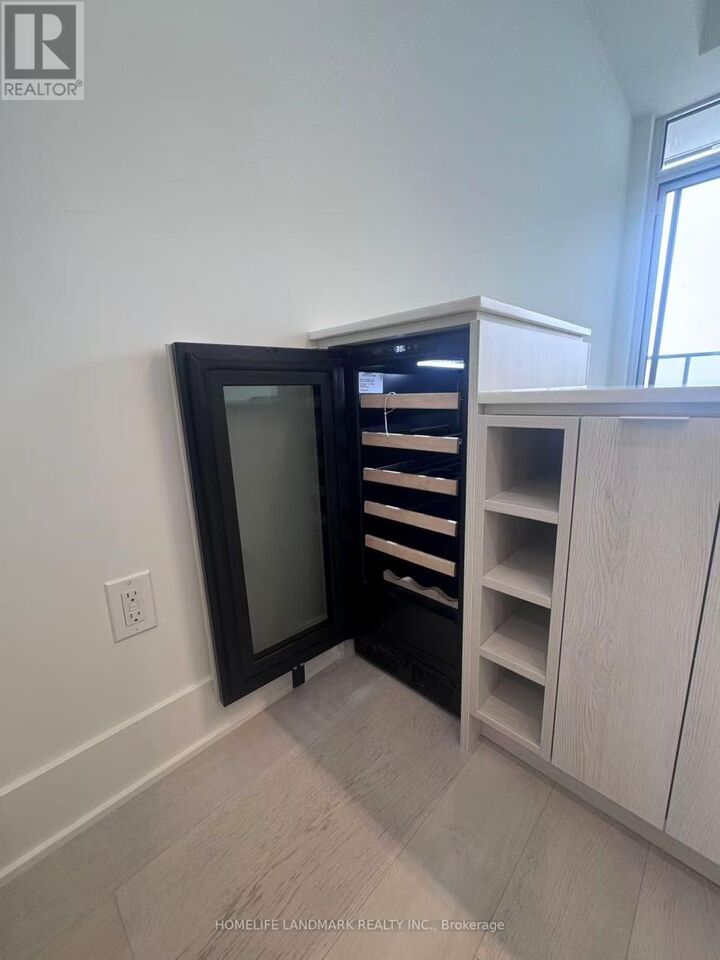 Property Photo: 11 Yorkville Avenue 4301 ON M4W 1L2