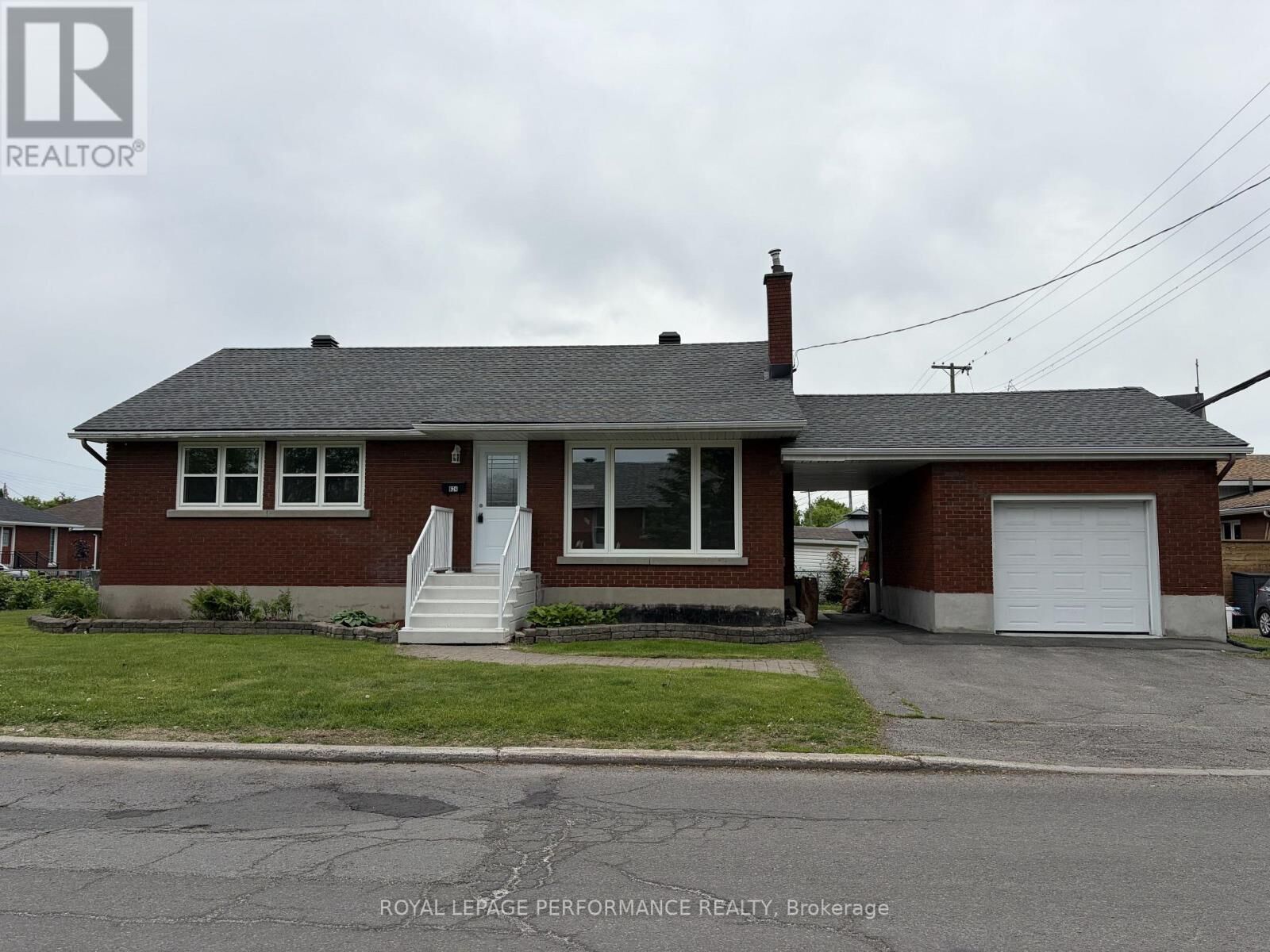Property Photo:  624 Clarke Avenue  ON K1K 0Y7 