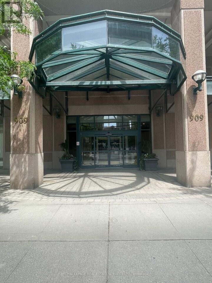 Property Photo: 909 Bay Street 2108 ON M5S 3G2