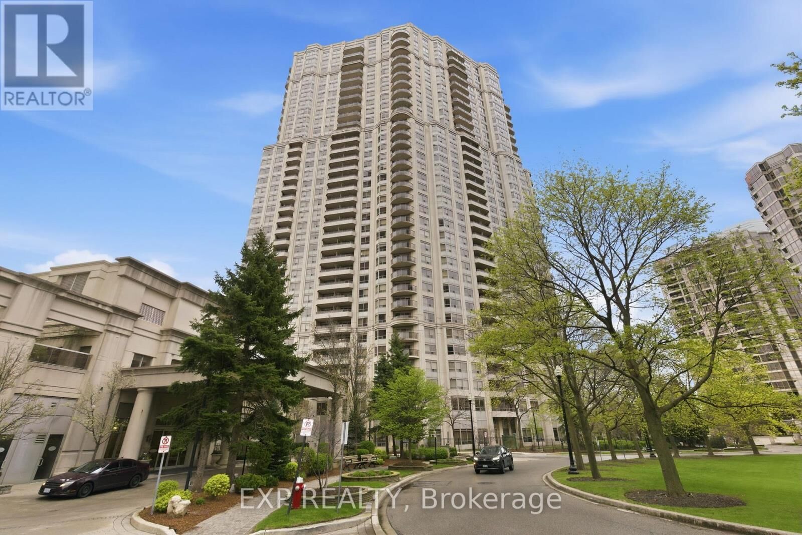 Property Photo:  25 Kingsbridge Garden Circle 2120  ON L5R 4B1 