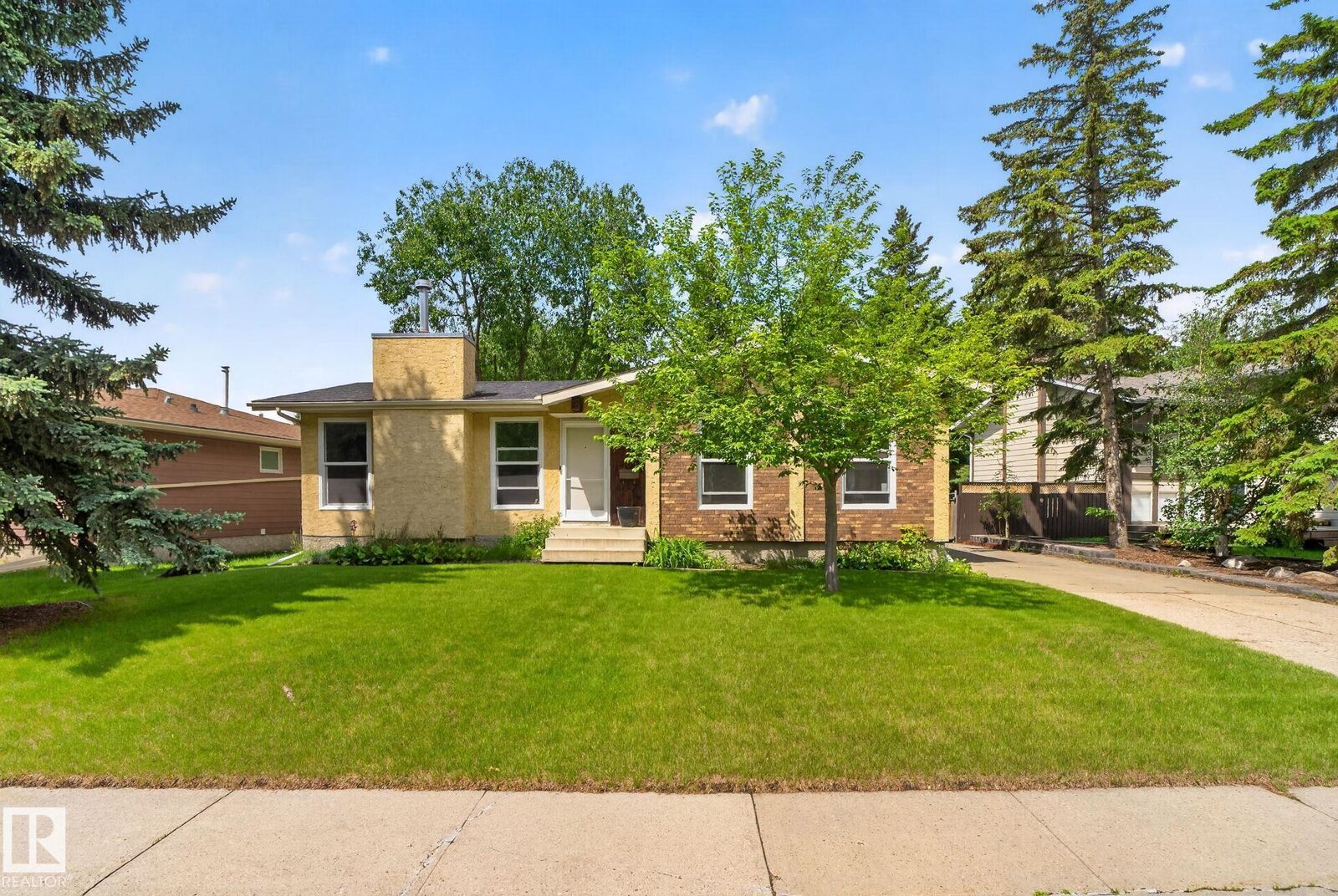 Property Photo:  5240 56A Street  AB T4X 1B4 