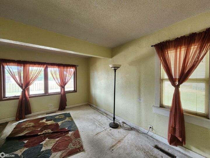 Property Photo:  40 27th Street SW  IA 50401 