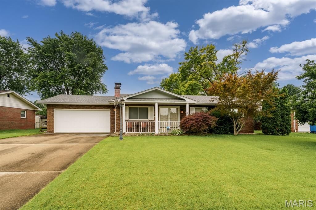 Property Photo:  2560 Stratford Lane  IL 62040 