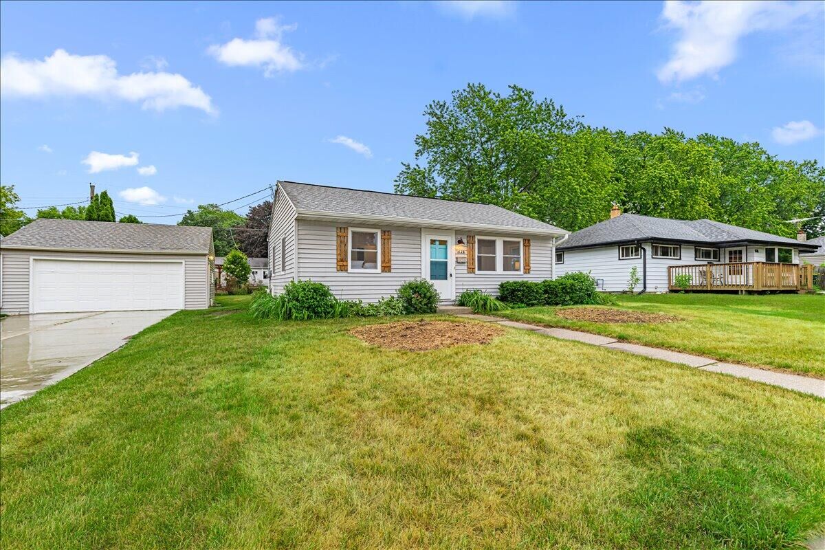 Property Photo: 625 Pleasant Dr WI 53095