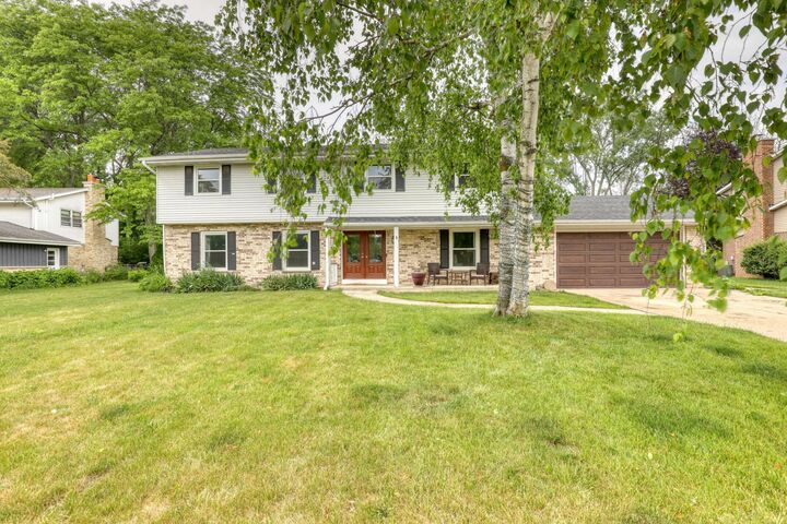 Property Photo:  820 W Clovernook Ln  WI 53217 