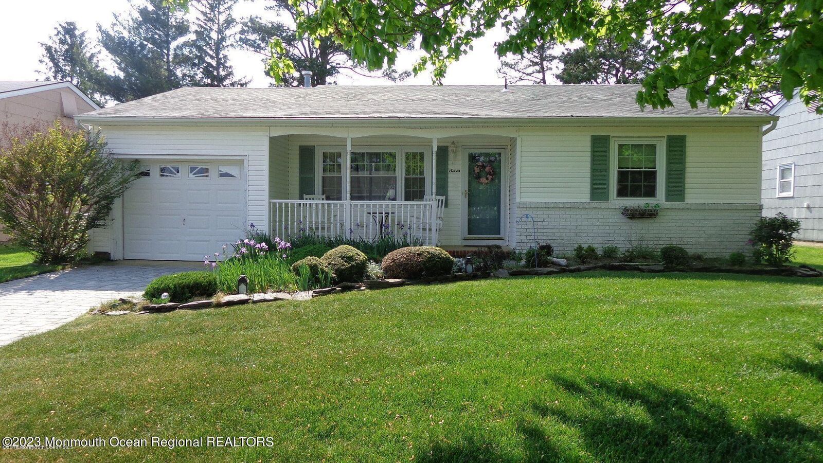 Property Photo:  7 Basset Drive  NJ 08757 