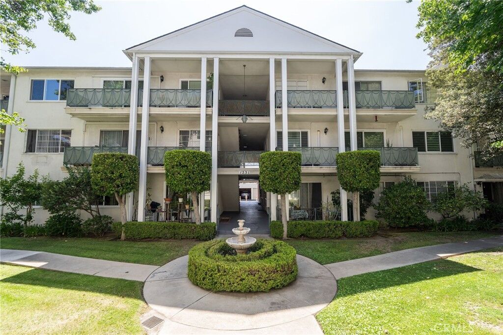 Property Photo:  1231 N Columbus 2D  CA 91202 