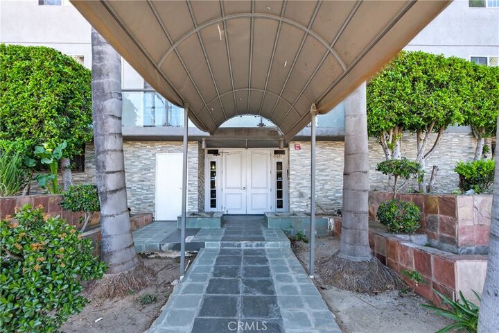 Property Photo: 4441 Woodman Avenue 204 CA 91423