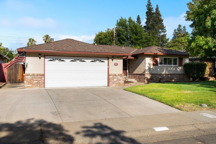Property Photo: 59 Manley Court CA 95820