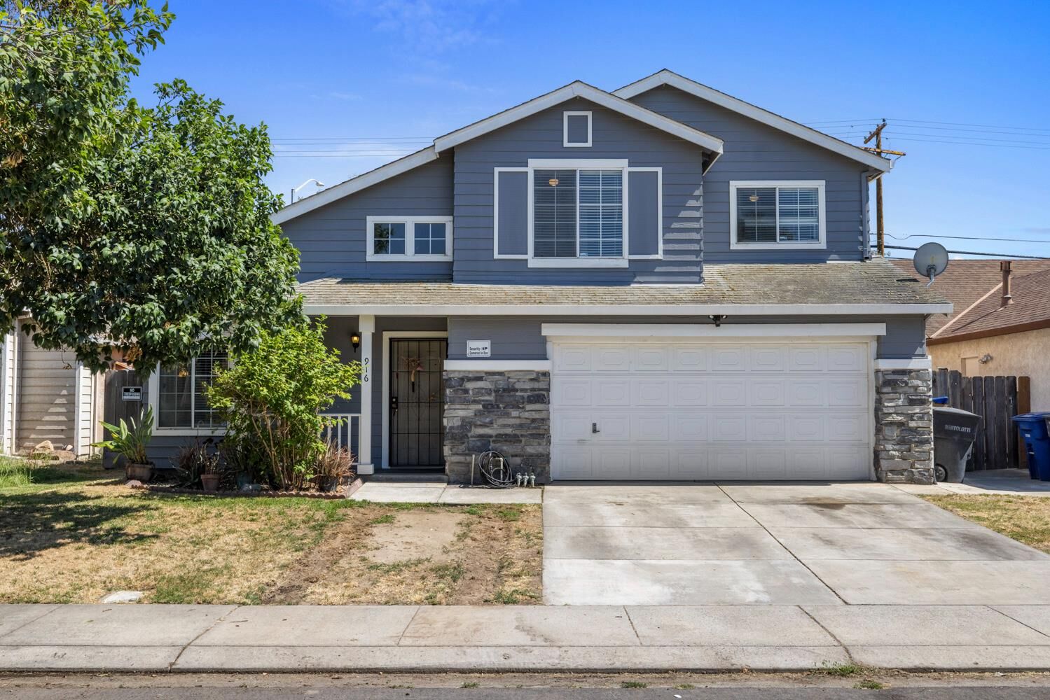 Property Photo: 916 Fall River Drive CA 95351