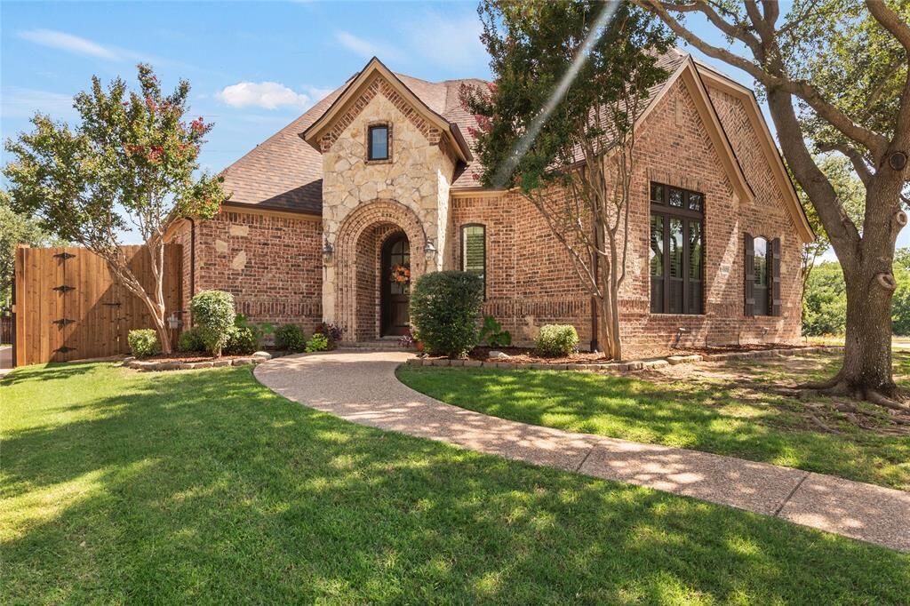Property Photo: 8300 Southridge Court TX 76182