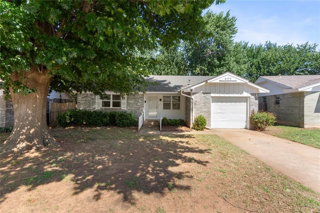 Property Photo:  505 Meadow Lake Drive  OK 73003 