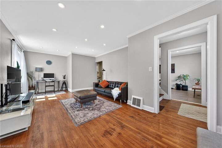 Property Photo: 154 Bridgeport Road E ON N2J 2K4