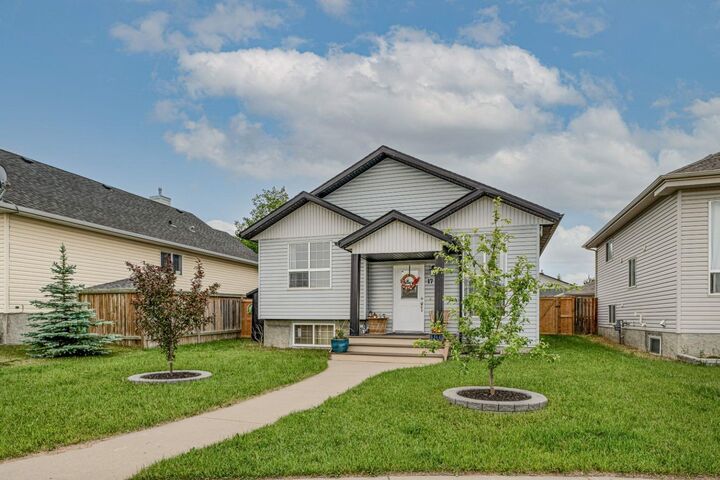 Property Photo: 17 Sunrise Close SE AB T1V 1Z3