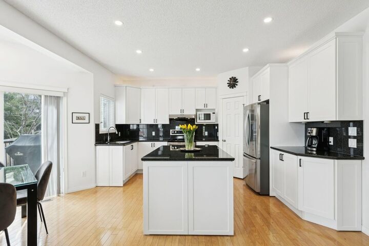 Photo de la propriété:  42 Cresthaven Way SW  AB T3B 5X8 
