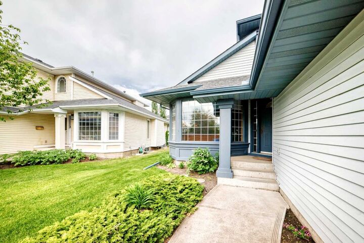 Property Photo:  69 Douglas Woods Manor SE  AB T2Z 2E8 