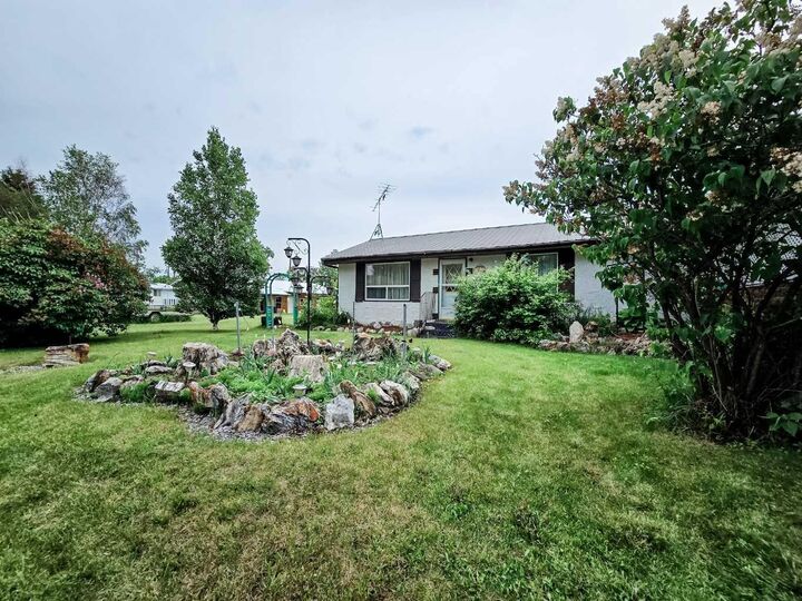 Property Photo:  5013 51 Street  AB T0E 1W0 