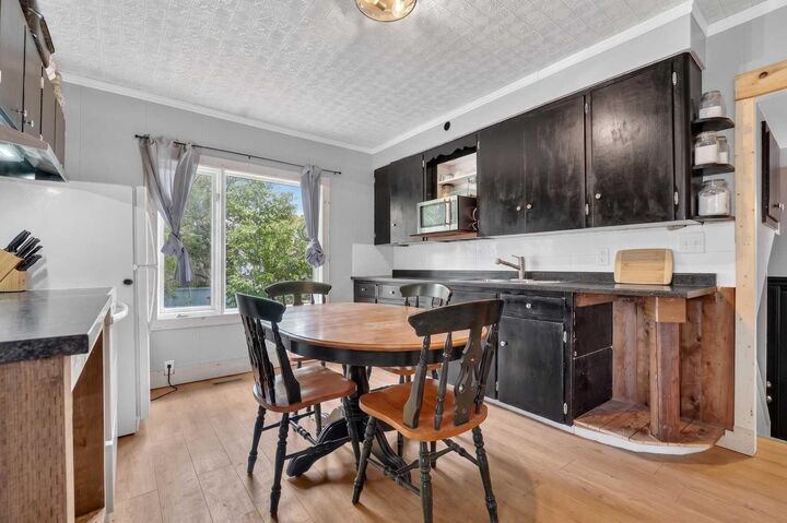 Property Photo:  1409 13 Street N  AB T1H 2T8 