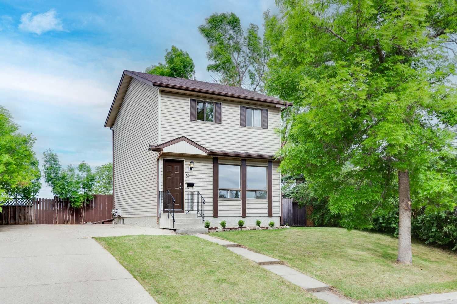 Property Photo: 32 Castleglen Way NE AB T3J 1T3
