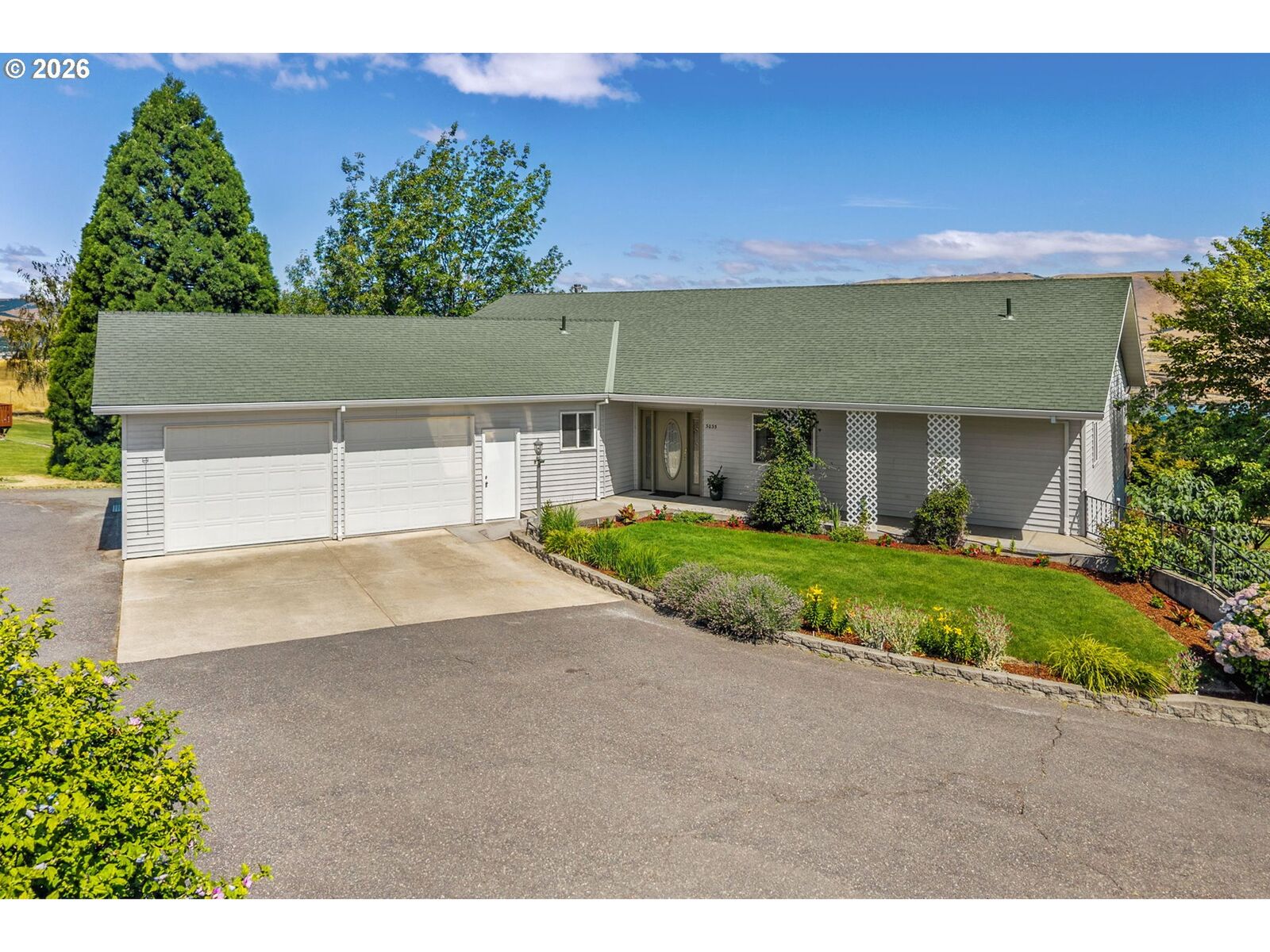 Property Photo:  3035 E 12th St  OR 97058 
