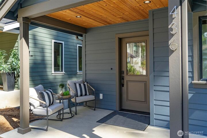 Property Photo:  436  20th Ave  WA 98033 