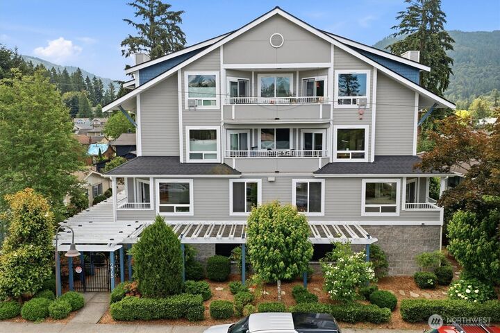 Property Photo: 275 E Sunset Way 1A WA 98027