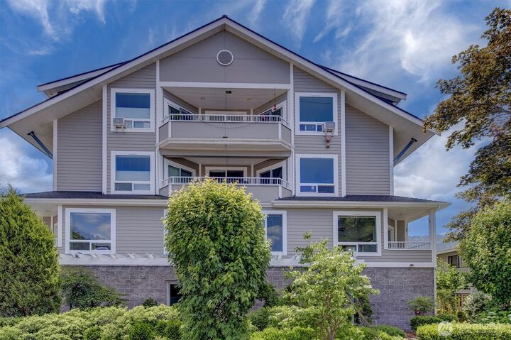 Property Photo:  275 E Sunset Way 1A  WA 98027 