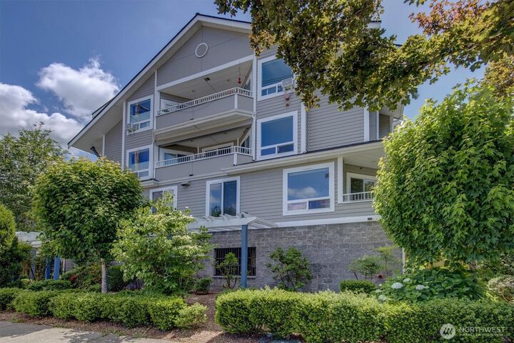 Property Photo: 275 E Sunset Way 1A WA 98027
