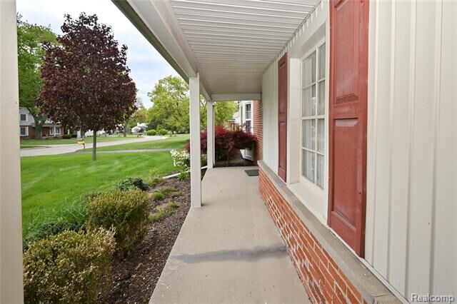 Property Photo:  2648 Kopson Court  MI 48304 