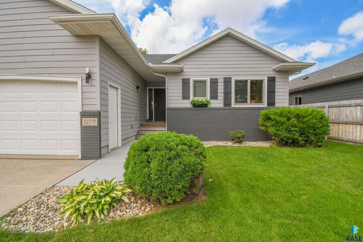 Property Photo: 5109 S Manchester Ct SD 57108