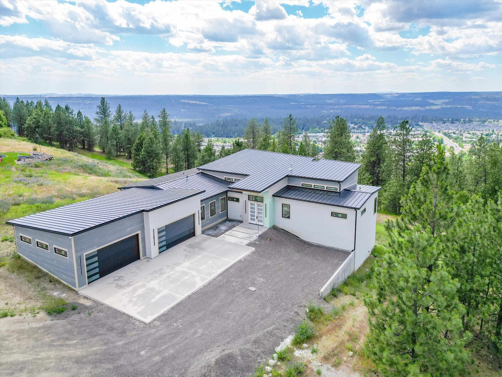 Property Photo: 8905 N Rustle Rd WA 99208