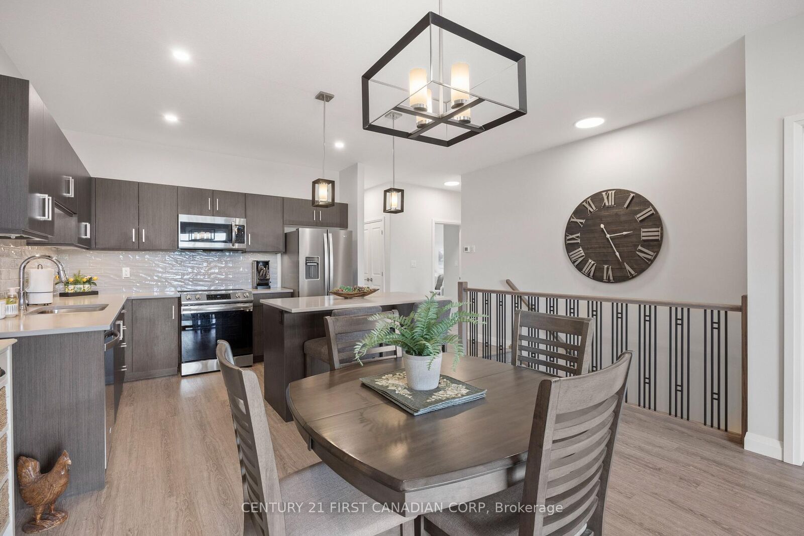 Photo de la propriété:  100 Rowe Avenue  ON N0M 1S1 
