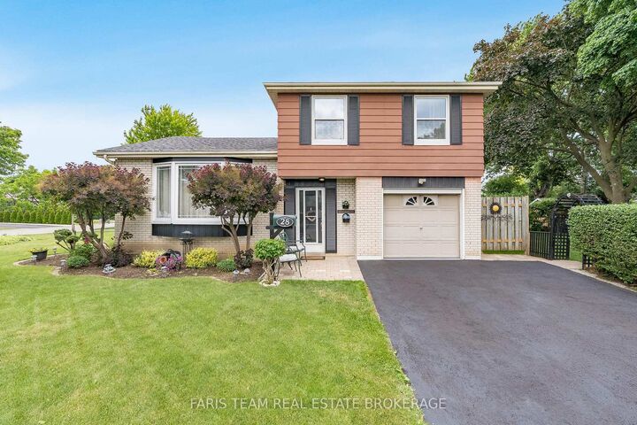28 Bromley Crescent — photo 1