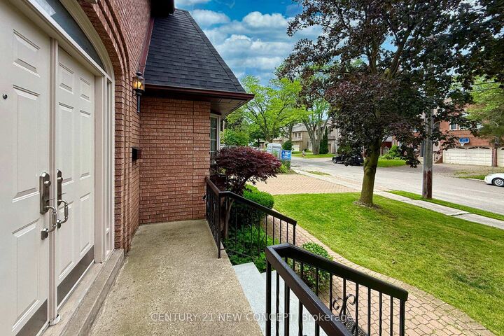 Photo de la propriété: 351 Byng Avenue ON M2N 4L7