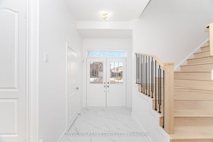 Property Photo: 5843 Prairie Circle ON L5N 6B4