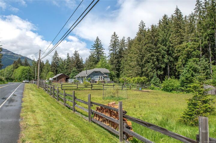 Property Photo: 870 Sayward Rd BC V0P 1R0