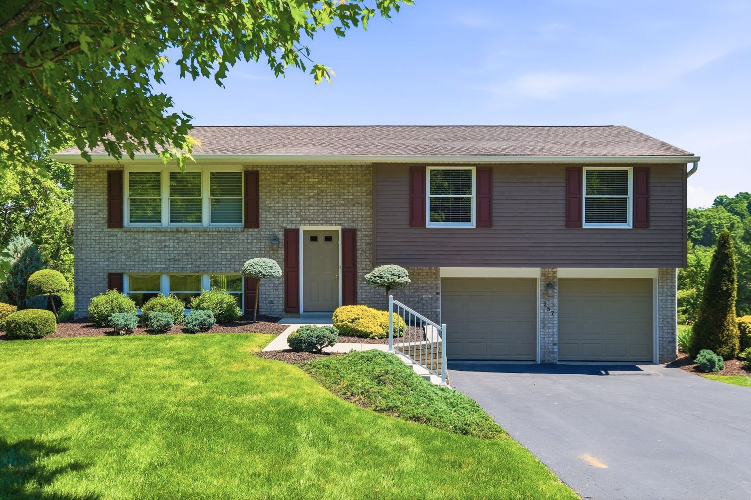 Property Photo:  257 Lincoln Drive  PA 15241 