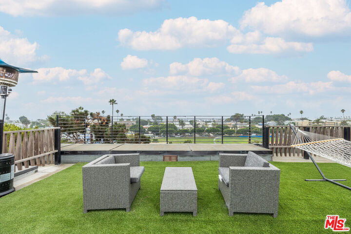 Property Photo:  2460 Beverley Ave  CA 90405 
