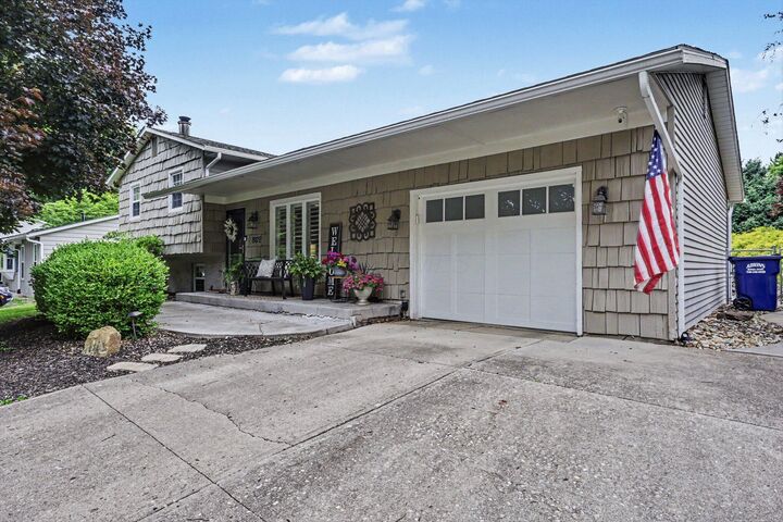 Property Photo:  802 Larkspur Drive  OH 43055 