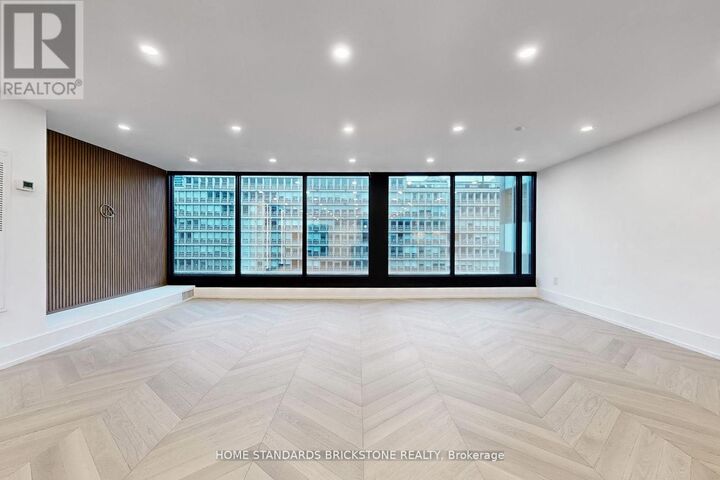 Property Photo:  110 Bloor Street West 1009  ON M5S 2W7 